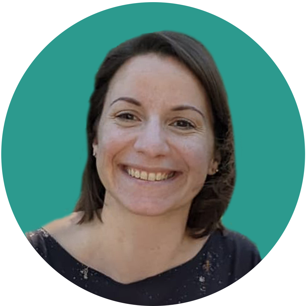 Stephanie Portrait mit türkisem Hintergrund